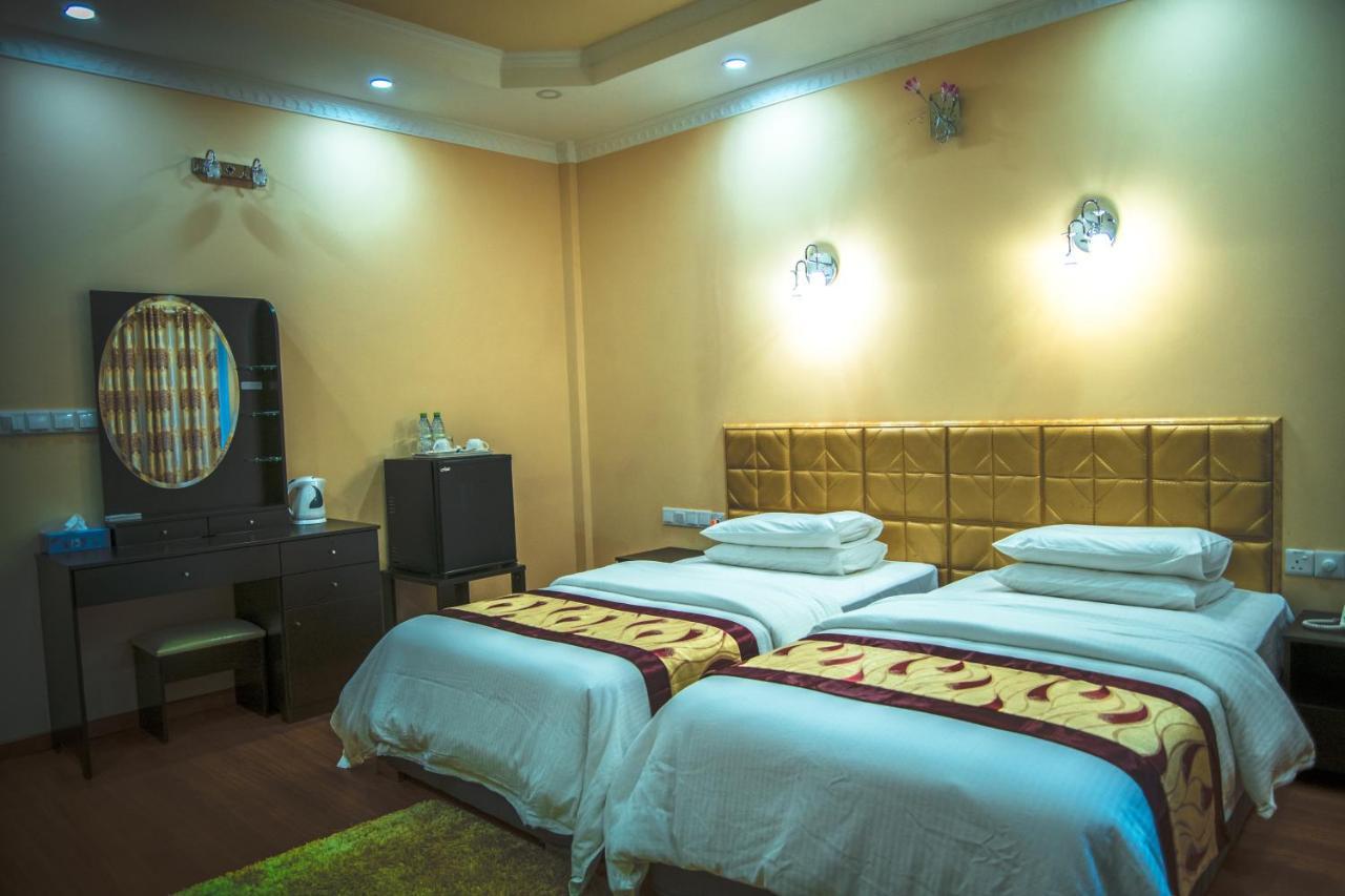 Hotel Abuharee Grand Addu City Exteriér fotografie